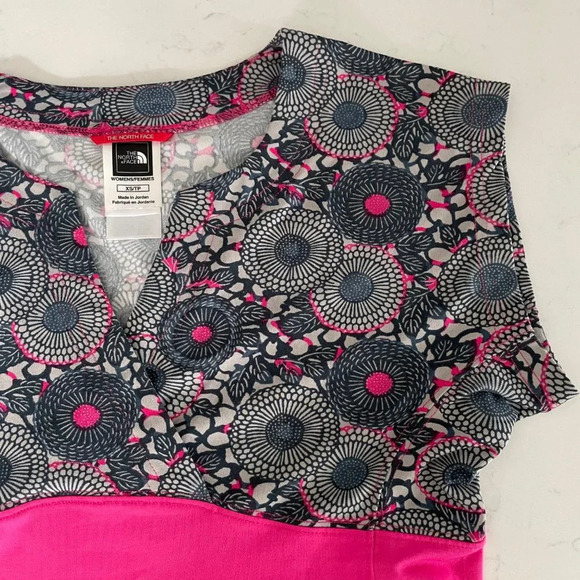 The North Face Activewear Pull On Cap Slv VNeck Print Top Grey Pink Sz XS - Picture 5 of 13